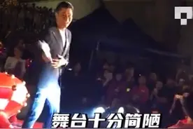 刘德华街边表演没架子，舞台简陋挤满观众，为公益卖力演唱太亲切图片