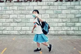 让儿子穿裙子去上学，你敢吗？图片