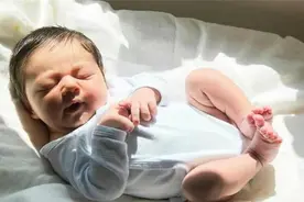 当宝宝“赖上”妈妈，往往会出现这4种行为，负担也变得甜蜜图片