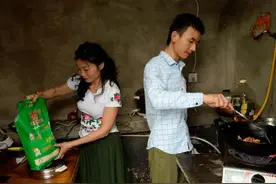 46岁大姐嫁23岁帅小伙，相恋60天领证，5年过去无悔当初图片