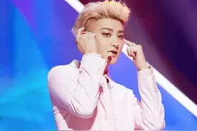 黄子韬 2020 帅气粉色西装时尚写真图片