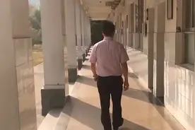 初中校长住进男生宿舍与同学同吃同住 学生：有点意外视频封面