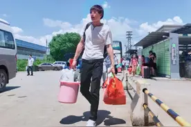 00后居然都进工厂流水线组装iPhone了图片