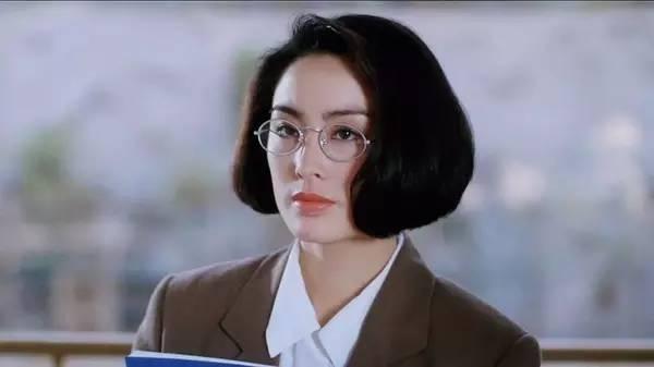 她参演了5部《逃学威龙》，戏份却越来越少，从女主逐渐演成女配