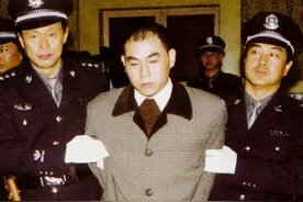 冷兵器杀人狂魔，杀23人抢500万却不花，法庭上：我自愿捐献遗体图片