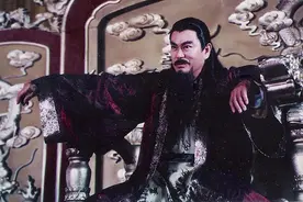 82岁“雄霸”病逝，二婚娶小28岁娇妻老来得子，又恋上小54岁女友图片