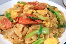 大排档的炒河粉为啥好吃？教你一招，河粉不粘锅不会坨，味道特香图片