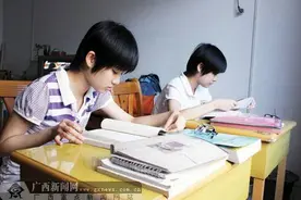 农村姐妹二人，一个清华、一个上交，直言：放假时，保持2点不变图片