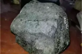 花200W缅币拿下的翡翠原石黑石头，切开后礼花放了2小时图片
