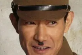 日本人鼻下一小撮胡子是干啥的？一是为了卫生，二是为了“舔”图片