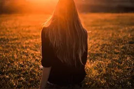 男人帮朋友介绍对象，把自己介绍了出去，婚姻怎能莫名其妙图片