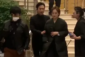 邓超太护妻！为老婆孙俪保驾护航像保镖，路人想合影却被拒引争议图片