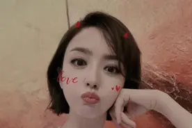 佟丽娅暴晒短发美自拍庆六一 嘟嘴比耶表情鲜嫩可爱图片