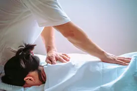 防治颈椎病，认准风池穴图片