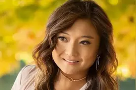 美女车模神似迪丽热巴，贾玲岳云鹏等都曾被撞脸，让人感叹神奇图片