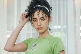 Mai Davika羊毛卷搭配红绿眼妆，露脐绿T恤，多彩风格，酷美摩登图片