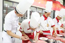 在陕西学厨师多少钱，厨师培训费用贵不贵图片