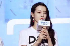 热巴实力宠粉啊，主动靠近粉丝一起互动，羡慕在场的爱丽丝们视频封面