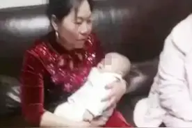 枣庄67岁妇人产女后续，大女儿照顾小天赐，网友：姐俩都像祖孙图片