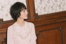 女人50岁以后 阔腿裤尽量别配T恤，学袁泉董卿这样穿，高级有气质图片