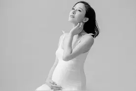 杨怡晒8个月孕肚照，罗仲谦留胡须紧搂老婆，大方公开怀的是女宝图片