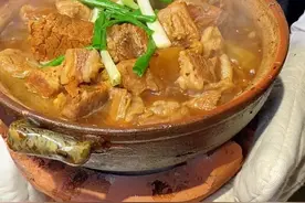 长春冬天就得这个搭配，小烧烤打边炉，二道这家天天排队，超好吃图片