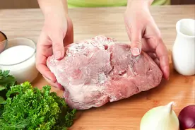 解冻猪肉，不要直接用水泡，教你一招，10分钟快速解冻，新鲜如初图片