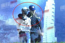 吴京谢楠街头亲密互动被偷拍！紧贴老婆如胶似漆，大秀恩爱不避嫌图片