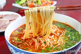 南方人和北方人吃面时的表现，搞笑的同时会发现，饮食差异有多大图片