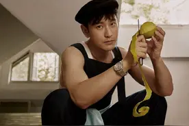 冯绍峰小肚腩吸睛，黄晓明秀肱二头肌，赵丽颖和baby谁更幸福？图片