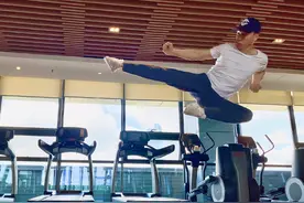 甄子丹再现凌空飞踢，力证自己还不老，这动作吴京赵文卓做不来图片