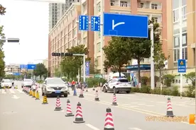 中考今天开考，昆明146000多名考生走进考场，接力爸爸妈妈，奶奶们也成为送考主力军图片