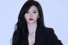 景甜最新生图粉感重，脖子出现色差，欧阳娜娜还曾自曝全身涂粉图片