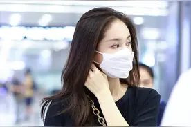 王子文真是“比例精”，身高1米59穿半身裙，四六分身材惹眼图片