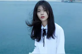 赵今麦越来越美！娃娃白衬衫印染短裤海边拍照，又乖又纯初恋女神图片