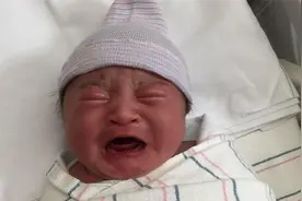 新生儿哭闹要不要随即抱起来？聪明父母这么做，孩子以后更听话图片