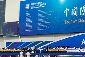 中国空军新任司令员亮相中国航展图片