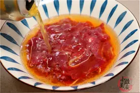 炒牛肉时，最忌放盐和料酒腌制，饭店大厨教我一招，肉不老不柴图片