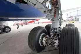 飞机降落后怎么刹车的？看发动机变化就知道，原来是这样图片