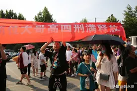 五位大学生举着幽默横幅迎接出考场的“高四”同学，看看写着啥图片
