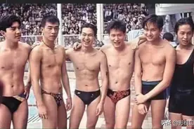 别小看明星的朋友圈！应采儿晒陈小春旧照，同框的伙伴们都不简单图片