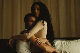 21岁天使男模“幸运蓝”晒照，将挺孕肚非裔妻子拥入怀中，温馨图片