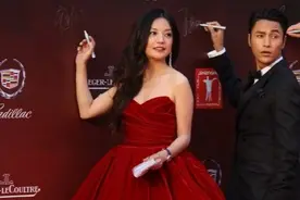 赵薇和杨幂罕见同框，蓬蓬裙搭波浪卷发似少女，把杨幂都比下去了图片