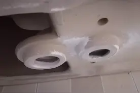 马桶下面的两个洞，很多人分不清楚是干啥用的？图片