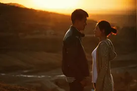 女人有这几种表现时，表面上喜欢你，其实是瞧不起你图片