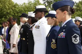 美军男兵配发内衣，女兵有胸罩，多少钱一条？穿新内裤自己掏腰包图片