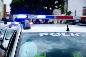 美6岁唐氏综合征女孩用手指比枪，被警方以“涉嫌威胁老师”调查图片