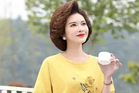 55岁婆婆太年轻！穿新款“妈妈套装”洋气显瘦，我也给妈妈买二套图片