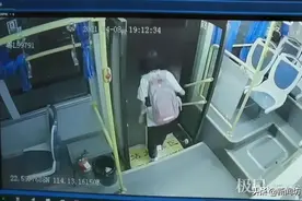 看着太疼了！13岁女孩下公交时手脚被门夹，遭拖行20秒图片