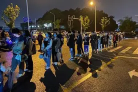 寄托哀思！殡仪馆外市民自发排队为袁老献花图片